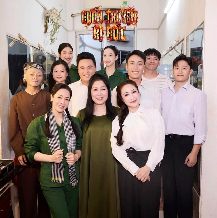 MC Quyền Linh vừa chia sẻ bài viết dài bày tỏ cảm xúc sau khi thưởng thức vở kịch Cuốn Truyện Bị Đốt tại sân khấu kịch Hồng Vân.&nbsp;