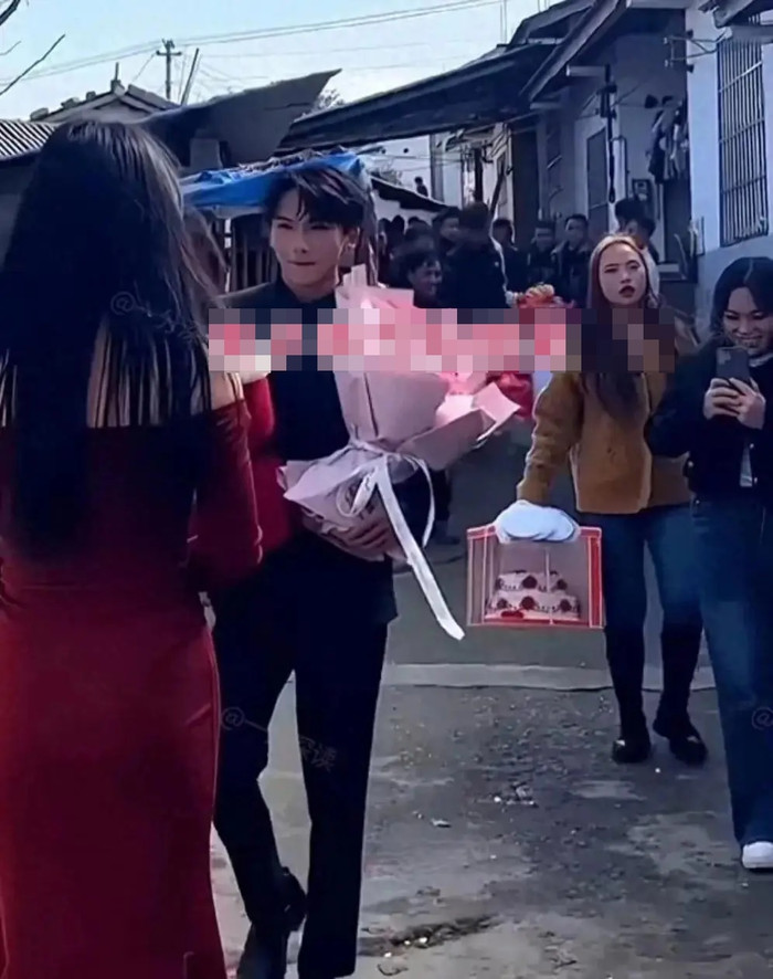 Cô gái yêu cầu chồng sắp cưới quỳ gối giữa lễ đính hôn, phản ứng chàng trai gây chú ý Ảnh 1