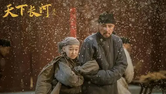 Do La Tấn đóng chính, Thiên Hạ Trường Hà là bộ phim lịch sử lấy bối cảnh thời Khang Hy của nhà Thanh. Tác phẩm không tạo được hiệu ứng truyền thông quá lớn nhưng nhận được đánh giá tích cực nhờ cách khai thác đề tài trị thủy. Ảnh: Mango TV