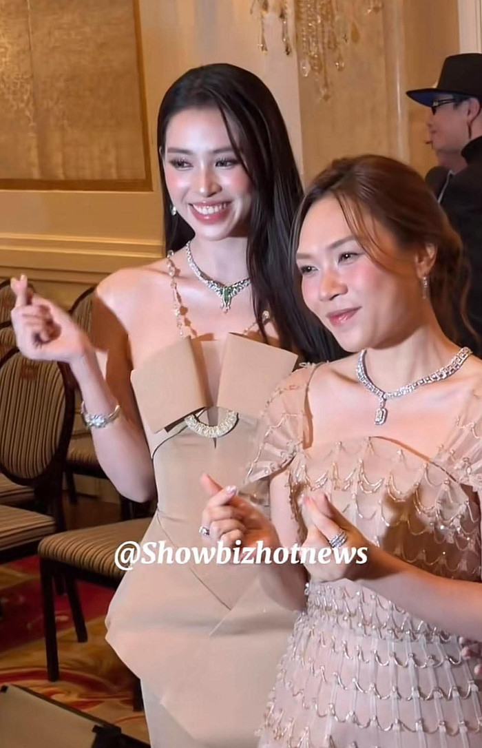 Tiểu Vy có phản ứng vui vẻ, lễ phép khi gặp Mỹ Tâm. (Ảnh chụp màn hình từ TikTok Showbizhotnews)