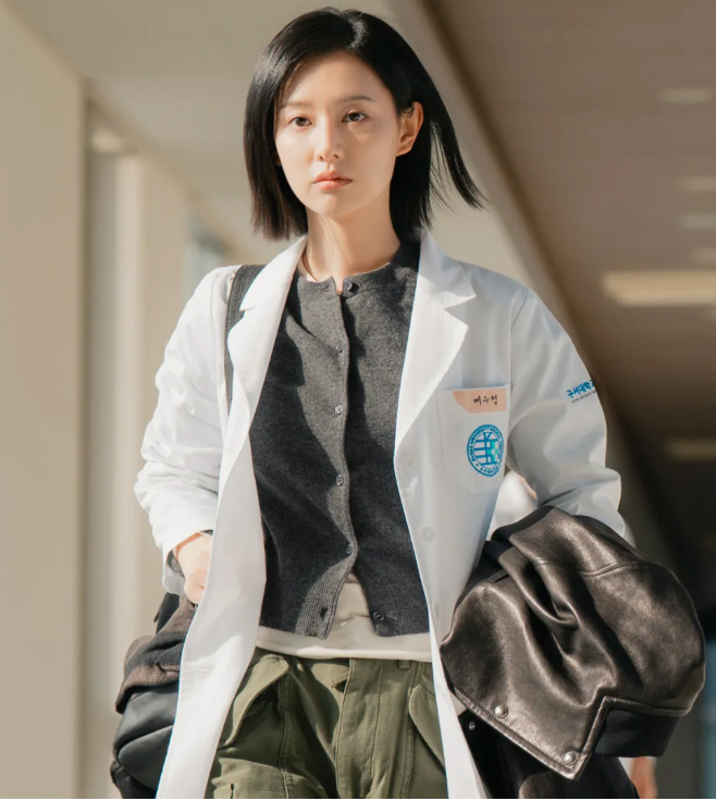 Kim Ji Won trong phim Doctor X: Mafia in White.