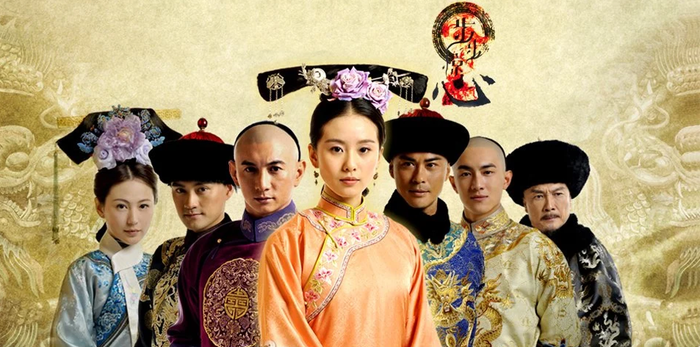 Dù ra mắt từ năm 2011, Bộ Bộ Kinh Tâm vẫn là tác phẩm đáng chú ý trong dòng phim Hoa ngữ cổ trang, với sự tham gia của Lưu Thi Thi, Ngô Kỳ Long, Trịnh Gia Dĩnh, Lâm Canh Tân và Viên Hoằng. Chuyển thể từ tiểu thuyết của Đồng Hoa, phim kể về Trương Hiểu, cô gái hiện đại bất ngờ xuyên không về thời nhà Thanh dưới thân phận Mã Nhĩ Thái Nhược Hy. Với tư duy và cách nhìn của người hiện đại, Nhược Hy nhanh chóng bị cuốn vào cuộc sống trong cung đình, nơi những mối quan hệ tình cảm đan xen với cuộc tranh giành quyền kế vị giữa các hoàng tử. Dù hiểu phần nào kết cục lịch sử và tìm cách tránh xa cuộc chiến Cửu Long đoạt đích, cô vẫn không thể thoát khỏi vòng xoáy quyền lực cùng những lựa chọn đầy đau đớn. Sức hút của tác phẩm nằm ở cách kết hợp yếu tố xuyên không với bi kịch tình yêu, đồng thời khắc họa sự giằng xé của con người trước những biến cố vượt ngoài khả năng kiểm soát.