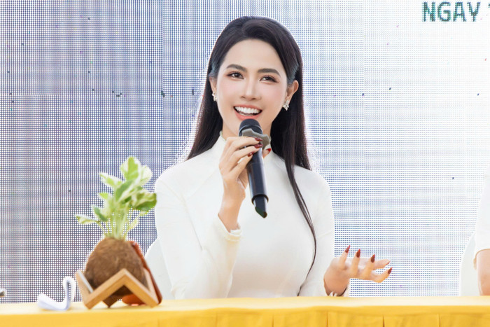 Hiện tại, Phan Thị Mơ vẫn tích cực hoạt động nghệ thuật. Người đep 9X cho rằng, việc xuất hiện nhiều gương mặt mới trong làng giải trí không khiến cô thấy áp lực.