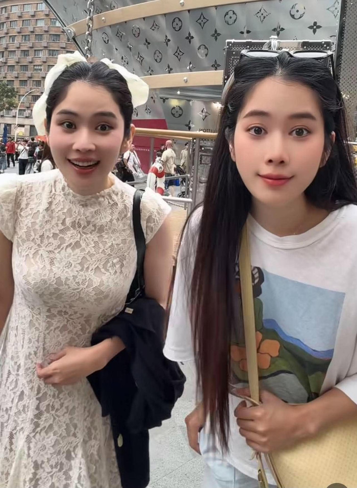 Nam Anh cập nhật hình ảnh bên Nam Em khi cả hai có chuyến đi đến Thượng Hải.
