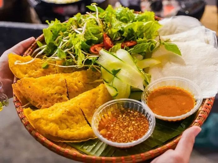 Bánh xèo Đà Nẵng cuốn cùng bánh tráng, rau ăn kèm, chấm nước mắm hoặc mắm nêm.&nbsp;