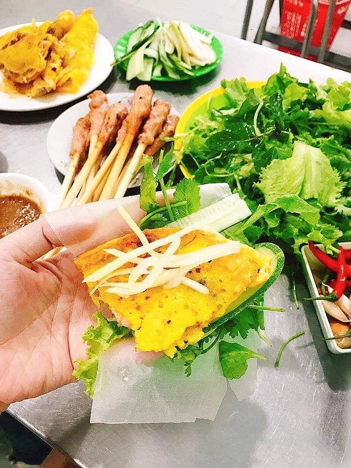 Nhiều du khách sẽ gọi nem lụi cùng bánh xèo khi đến Đà Nẵng.