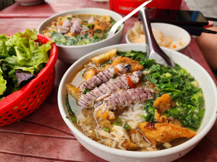 Đen Vâu đưa Hoàng Thùy Linh về quê, chiêu đãi món ngon nào xứng danh đặc sản đất mỏ? Ảnh 5
