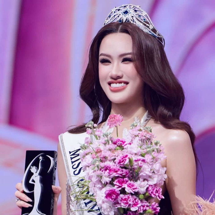 Khán giả phản ứng đa chiều sau khi Trịnh Mỹ Anh chính thức lên tiếng xin lỗi. Ngoài ra, trong vụ việc lần này, nhiều khán giả còn cho rằng Miss Universe Vietnam 2026 Quỳnh Anh cũng tham gia trong nhóm chat cùng Trịnh Mỹ Anh. Tuy nhiên, hiện tại Quỳnh Anh chưa lên tiếng về ồn ào lần này.&nbsp;