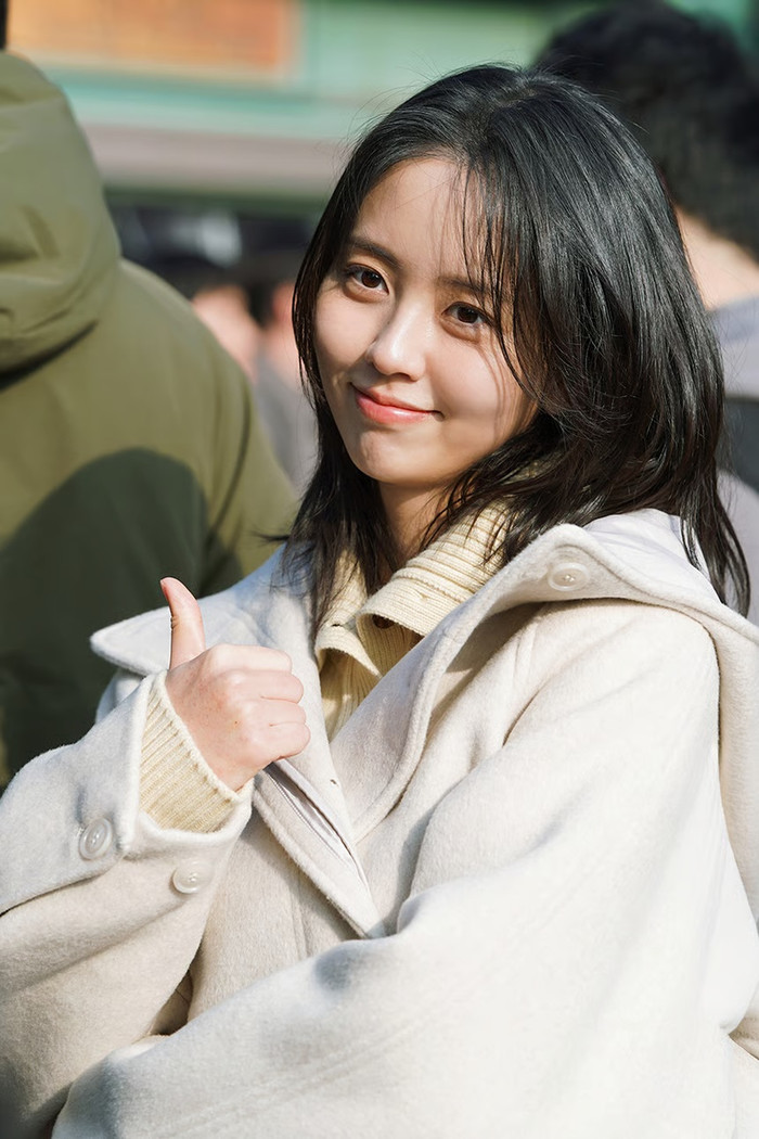 Ảnh hậu trường của Kim So Hyun nhận sự yêu thích từ nhiều khán giả.