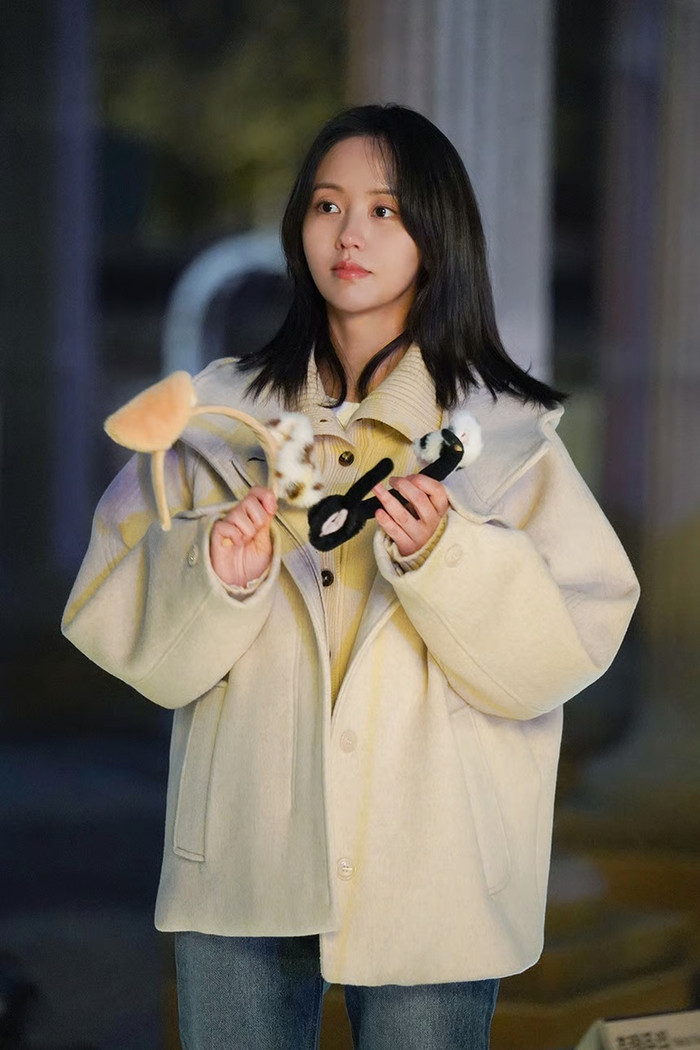 Nhan sắc trẻ trung, cuốn hút của Kim So Hyun khi làm việc trên phim trường.