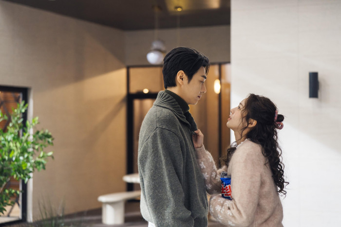 Phát hành trọn bộ 10 tập trên Netflix từ ngày 9/10/2026, Take Charge of My Heart kết hợp tình yêu với yếu tố khoa học viễn tưởng. Kim Young Kwang vào vai Baek Horang, người thừa kế một tập đoàn lớn mang trong mình trái tim nhân tạo đang dần cạn năng lượng. Cuộc sống của anh thay đổi khi gặp Na Bo Bae, nữ biên kịch do Chae Soo Bin thủ vai, sở hữu dòng điện đặc biệt trong cơ thể. Điều bất ngờ là nguồn điện của Bo Bae không gây tổn hại cho Horang mà có thể giúp trái tim nhân tạo của anh được sạc lại. Từ tình huống khác thường này, bộ phim phát triển câu chuyện tình cảm giữa hai con người có những đặc điểm tưởng chừng khiến họ khó đến gần nhau. Tiền đề độc đáo giúp tác phẩm tạo sự khác biệt so với các phim tình cảm công sở quen thuộc.