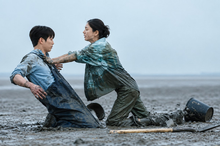 A Love Other Than Yours tập trung vào cuộc khủng hoảng của một mối tình kéo dài 10 năm giữa Nam Gung Ho và Lee Mi Do, do Seo Kang Jun và Ahn Eun Jin đảm nhận. Gung Ho là nhân viên văn phòng có lối sống nguyên tắc, trong khi Mi Do là nữ đạo diễn cá tính, đề cao sự tự do. Những khác biệt vốn tồn tại trong mối quan hệ dần trở nên rõ rệt khi cả hai đối diện với cảm xúc xa lạ và sự xuất hiện của những đối tượng mới. Thay vì chỉ xoay quanh câu chuyện yêu đương, phim đặt trọng tâm vào cách con người thay đổi sau nhiều năm gắn bó và những khó khăn khi duy trì tình cảm lâu dài. Tác phẩm phát sóng cuối tuần trên KBS 2TV từ tháng 9/2026.