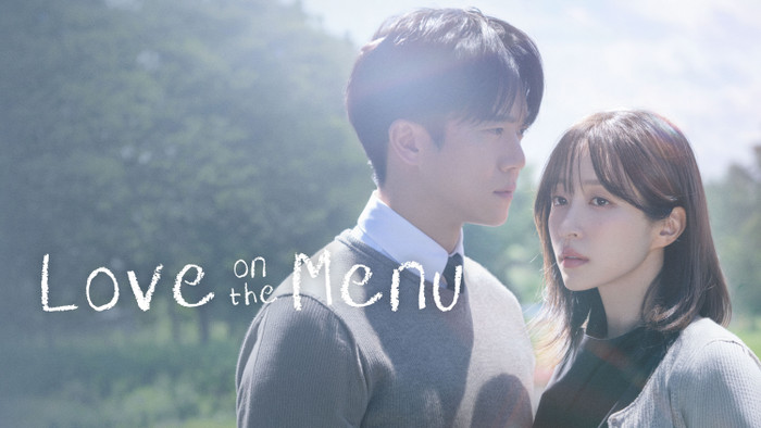 Love On The Menu kể về cuộc tái ngộ giữa Han Gyu Rim và Kim Mu Jin sau tám năm xa cách. Hani của EXID vào vai Gyu Rim, người từng chủ động chia tay Mu Jin khi gia đình rơi vào cảnh phá sản, không muốn trở thành gánh nặng cho người yêu. Sau nhiều năm, cô trở thành trụ cột gia đình với cửa hàng bán đồ ăn kèm tại chợ, trong khi Mu Jin đã xây dựng sự nghiệp với tư cách bếp trưởng kiêm chủ nhà hàng Italy nổi tiếng. Cuộc gặp lại khiến những cảm xúc cũ trỗi dậy, nhưng quá khứ và hoàn cảnh hiện tại cũng đặt ra nhiều trở ngại cho cả hai. Ha Seok Jin đảm nhận vai Mu Jin trong bộ phim tình cảm phát sóng cuối tuần trên KBS2 từ ngày 25/7/2026. Theo dữ liệu được cung cấp, tác phẩm đã đạt tỷ suất người xem 16,6%, cho thấy sức hút của câu chuyện tình yêu tái hợp trên màn ảnh nhỏ.