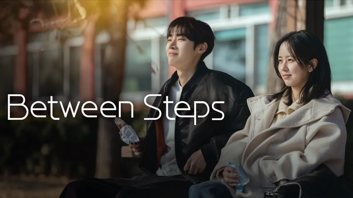 Giữa những tác phẩm đặt nặng yếu tố kịch tính, Between Steps lựa chọn cách kể chuyện nhẹ nhàng, tập trung vào quá trình phát triển tình cảm của hai nhân vật Park Min Jae và Im Yoo Jin, lần lượt do Choo Young Woo và Kim So Hyun đảm nhận. Phim khai thác những thay đổi trong mối quan hệ của cặp đôi qua các hoạt động thường nhật, từ giảng đường, phòng nghiên cứu đến cuộc sống ngoài công việc. Thay vì xây dựng tình yêu bằng những biến cố liên tiếp, tác phẩm hướng đến những bước tiến chậm rãi trong cảm xúc, đồng thời nhấn mạnh sự thấu hiểu và đồng hành giữa hai người. Bộ phim thuộc thể loại lãng mạn, chữa lành, phù hợp với khán giả yêu thích những câu chuyện tình cảm đời thường.