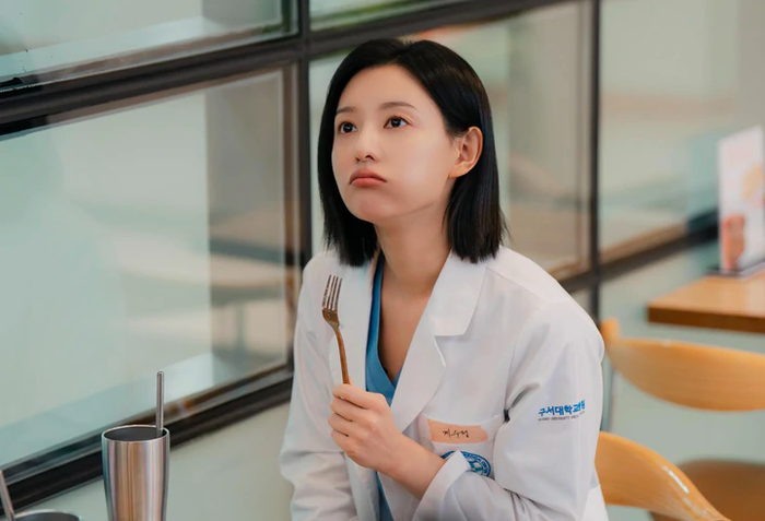 Doctor X do Kim Ji Won đóng chính, đạt rating 14,9% sau hai tập phát sóng đầu tiên theo số liệu được cung cấp. Thuộc thể loại y khoa, chính kịch, bộ phim khai thác những xung đột trong môi trường bệnh viện, nơi trách nhiệm cứu người có thể va chạm với các quy tắc tổ chức và lợi ích quyền lực. Nhân vật trung tâm là một nữ bác sĩ phẫu thuật tài năng, có cá tính khác biệt và luôn ưu tiên tính mạng bệnh nhân. Lựa chọn ấy khiến cô đối mặt với những giới hạn của hệ thống y tế, đồng thời bị cuốn vào các mâu thuẫn vượt khỏi phạm vi chuyên môn. Sức hút của câu chuyện nằm ở cuộc đấu tranh giữa y đức và những lợi ích đứng sau hoạt động y tế. Thành tích rating ban đầu giúp Doctor X trở thành một trong những tác phẩm đáng chú ý của truyền hình Hàn Quốc năm nay.