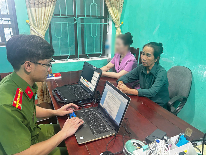 Cơ quan Cảnh sát điều tra làm việc với Hoàng Thị Vui (áo xanh).&nbsp;