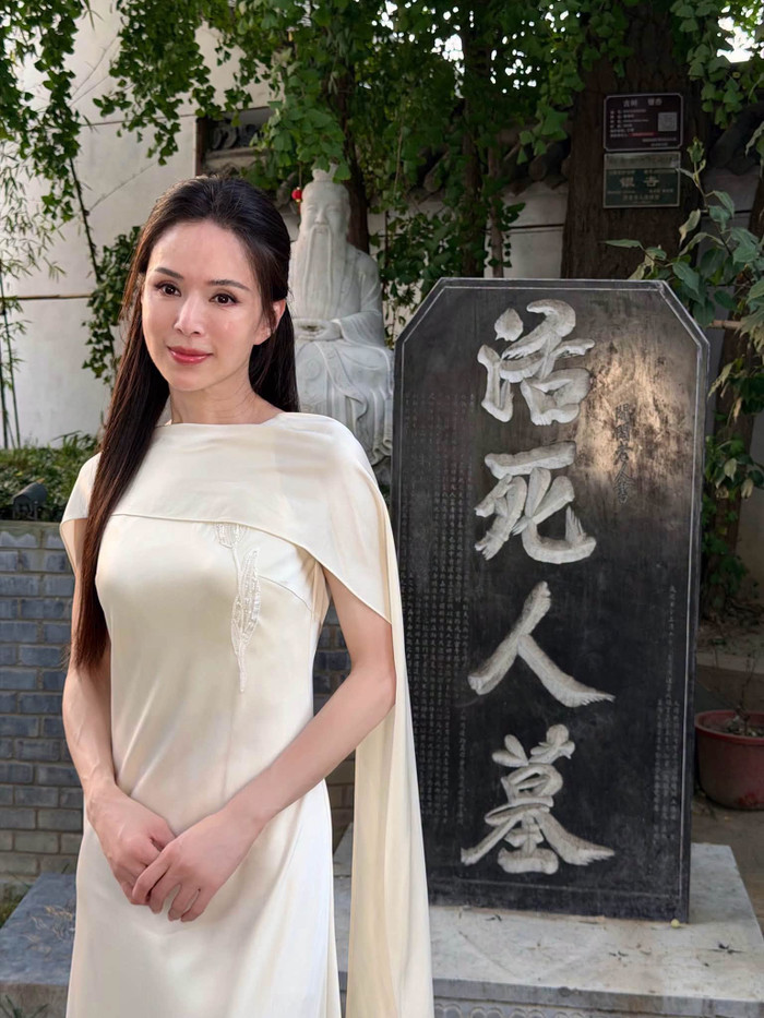 Lý Nhược Đồng gây chú ý với diện mạo trẻ trung ở tuổi 60.