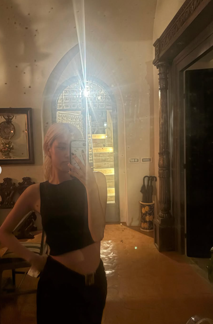 Rosé (BLACKPINK) khoe ảnh ở Italia, giá thuê biệt thự nghỉ dưỡng khiến fan 'há hốc mồm' Ảnh 3
