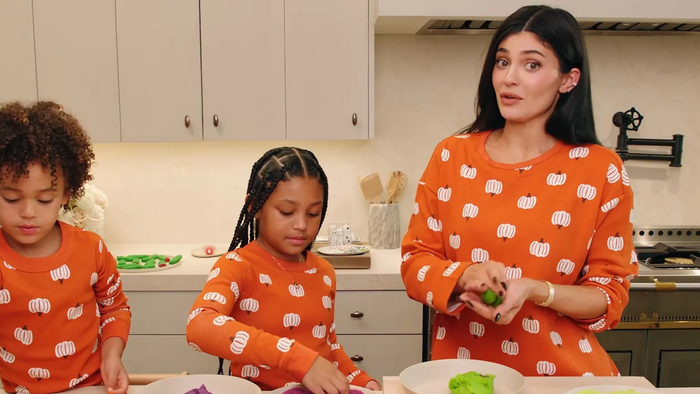 Nhiều khán giả bày tỏ sự đồng tình với cách Kylie Jenner khuyến khích con gái yêu thích và giữ gìn mái tóc xoăn tự nhiên.