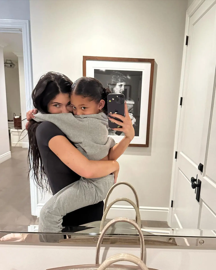 Người mẫu Kylie Jenner được khen ngợi vì cách dạy con Ảnh 4