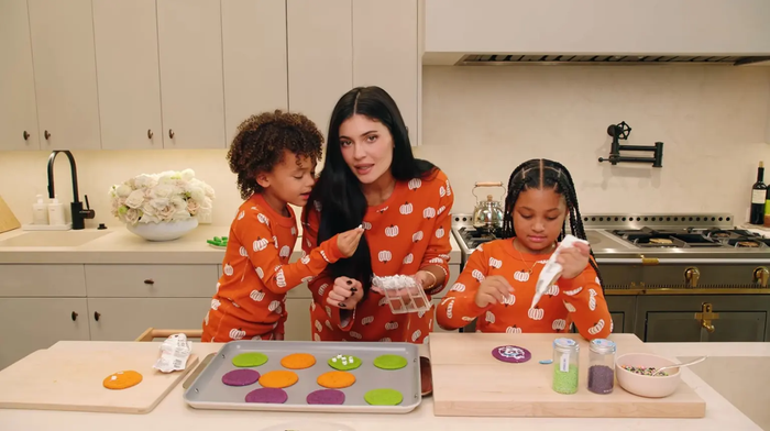 &nbsp;Kylie Jenner đã đăng tải một video trên kênh YouTube cá nhân ghi lại những khoảnh khắc đời thường bên hai con.