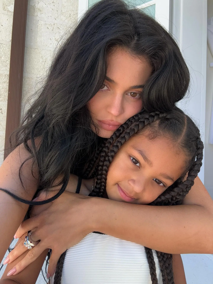 Dù không muốn Stormi thường xuyên duỗi tóc, Kylie Jenner vẫn tạo điều kiện để con gái khám phá những phong cách làm đẹp khác nhau.