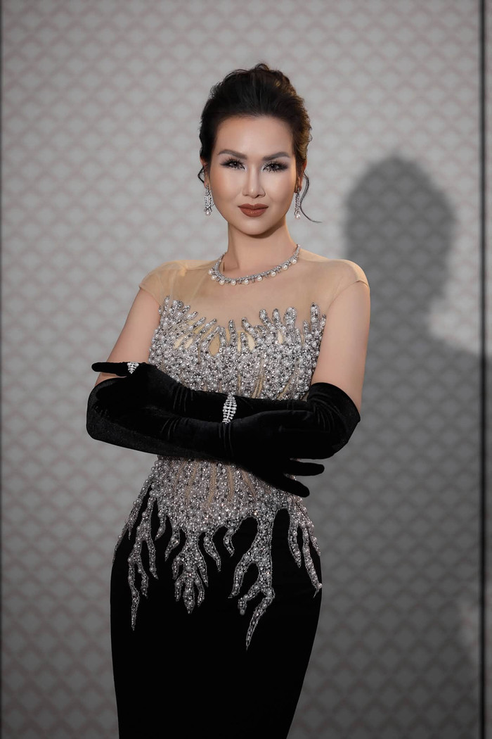 Võ Hạ Trâm bị cư dân mạng 'réo tên' tại một chương trình âm nhạc gần đây.