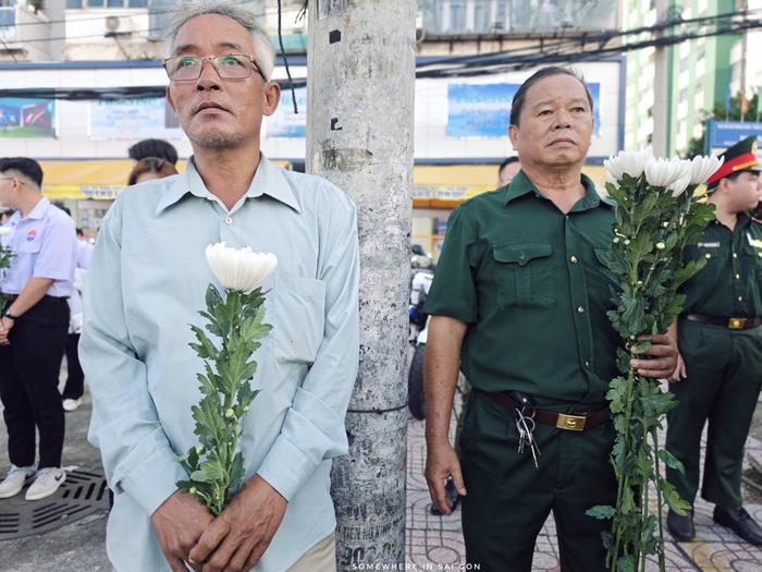 Xúc động những khoảnh khắc người dân TP.HCM chuẩn bị tiễn đưa liệt sĩ công viên Lê Thị Riêng Ảnh 3