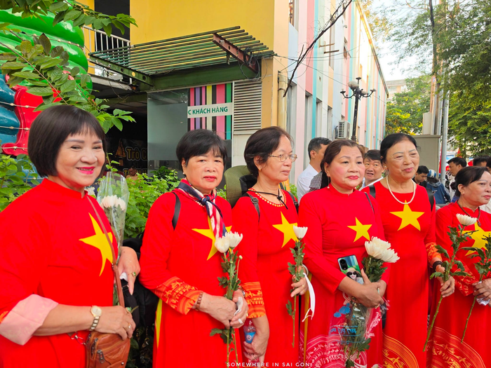 Xúc động những khoảnh khắc người dân TP.HCM chuẩn bị tiễn đưa liệt sĩ công viên Lê Thị Riêng Ảnh 6
