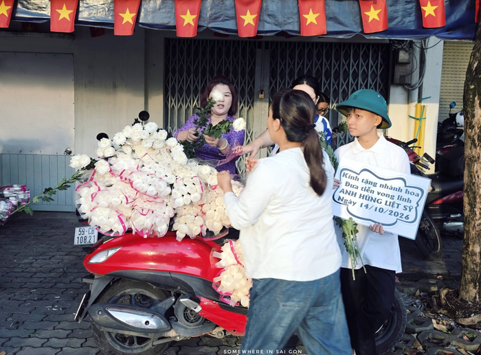 Xúc động những khoảnh khắc người dân TP.HCM chuẩn bị tiễn đưa liệt sĩ công viên Lê Thị Riêng Ảnh 7