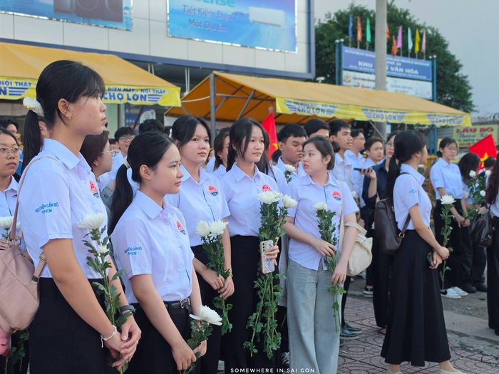 Đủ mọi tầng lớp, độ tuổi đều có chung niềm xúc động, bồi hồi trong lễ viếng, truy điệu và an táng các liệt sĩ được tìm thấy tại công viên Lê Thị Riêng. Ảnh: Phạm Thế Hiển.