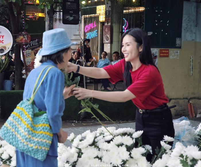 Những cành hoa cúc trắng được gửi đến người dân để đưa tiễn các anh hùng, liệt sĩ. Ảnh: Phạm Thế Hiển.