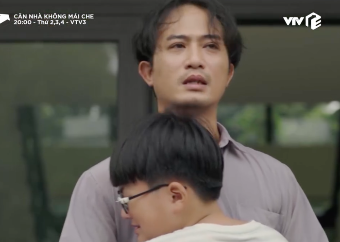 Khoảnh khắc Bình chia tay cậu con trai nhỏ Khang cũng khiến Hạnh và Thơ lặng người.