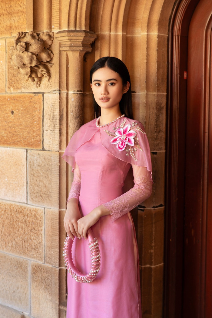 Hoa hậu Ý Nhi bày tỏ lòng biết ơn trước khoảnh khắc thiêng liêng đưa tiễn 731 hài cốt Anh hùng liệt sĩ về an táng tại Nghĩa trang Liệt sĩ.