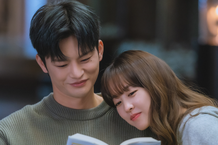 Doom at Your Service xoay quanh mối quan hệ giữa Tak Dong Kyung (Park Bo Young) và Myul Mang (Seo In Guk), thực thể siêu nhiên đại diện cho sự diệt vong.