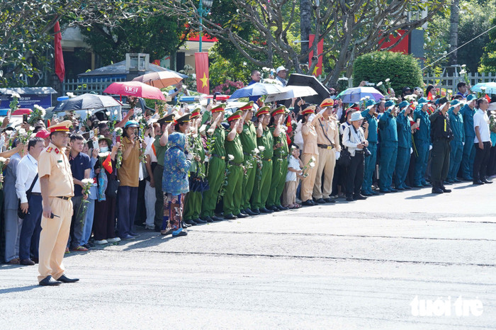 Người dân đứng kín trước Nghĩa trang Liệt sĩ TP. HCM chờ tiễn đưa các anh hùng liệt sĩ về nơi an nghỉ cuối cùng- Ảnh: QUỲNH TRÂM&nbsp;