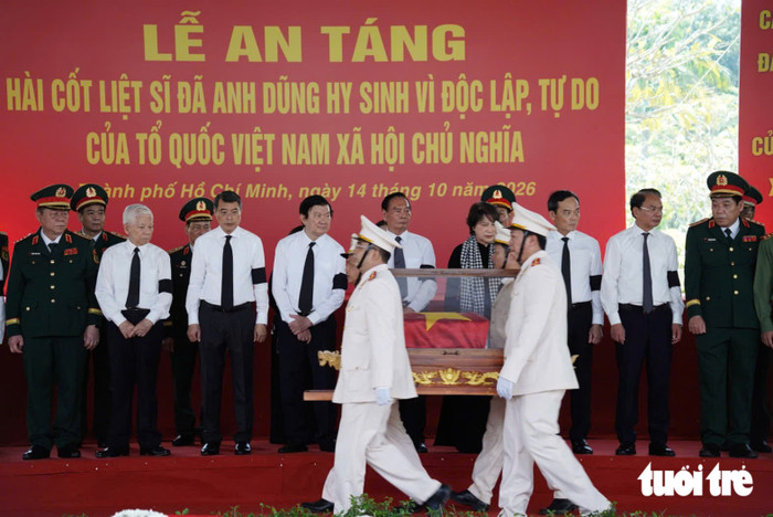 Đội danh dự đưa linh cữu liệt sĩ qua lễ đài trong lễ an táng tại Nghĩa trang liệt sĩ TP.HCM - Ảnh: HỮU DUY&nbsp;