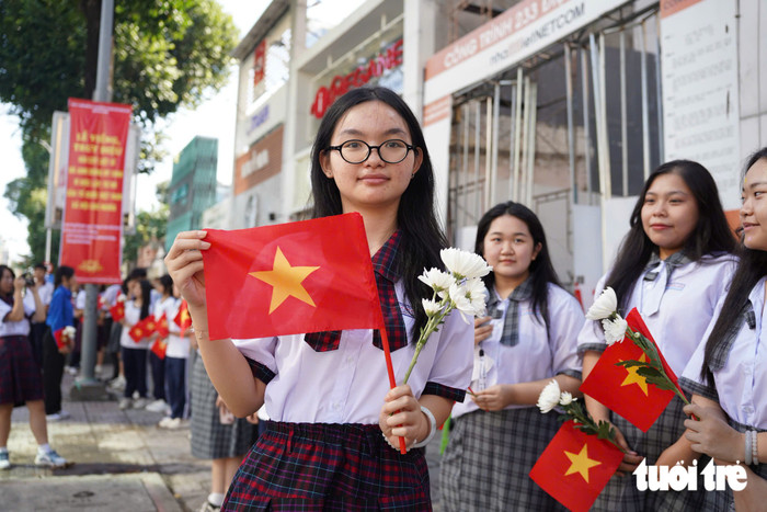 Em Lê Xuân Hòa, học sinh Trường THCS - THPT Lê Thị Hồng Gấm, cho biết em rất tự hào khi được tham gia đón đoàn, tiễn đưa các liệt sĩ. Có ông là cựu chiến binh trong gia đình, em càng thêm trân trọng những hy sinh của các thế hệ đi trước để đất nước có được hòa bình hôm nay. “Em thấy rất xúc động khi được trực tiếp tham gia hoạt động ý nghĩa này. Em muốn gửi lời tri ân đến các cô chú, các bác đã hy sinh vì Tổ quốc và tự nhắc mình phải sống có trách nhiệm hơn với đất nước”, Hòa chia sẻ - Ảnh: CAM LY&nbsp;