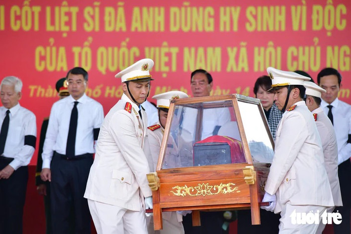 Các anh trở về giữa lòng nhân dân, ấm vô cùng vòng tay mẹ Việt Nam Ảnh 3