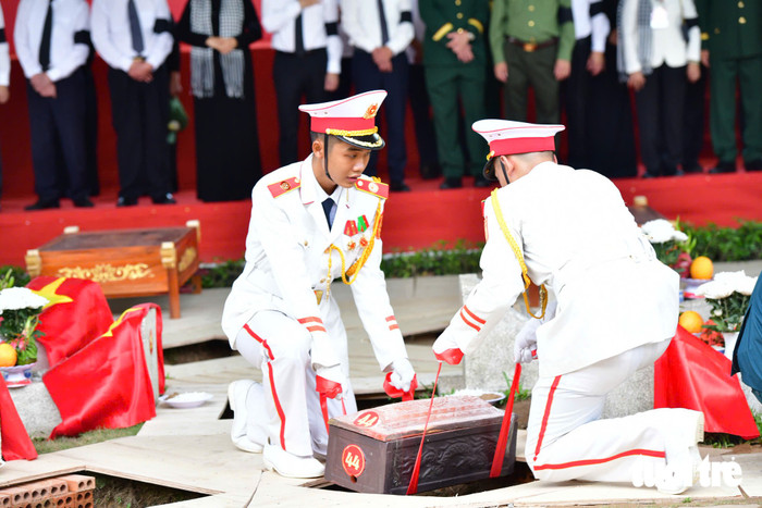 Trang trọng giây phút đưa các liệt sĩ về với đất mẹ - Ảnh: DUYÊN PHAN&nbsp;
