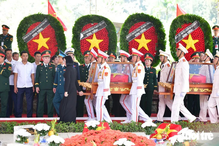 Các anh trở về giữa lòng nhân dân, ấm vô cùng vòng tay mẹ Việt Nam Ảnh 4