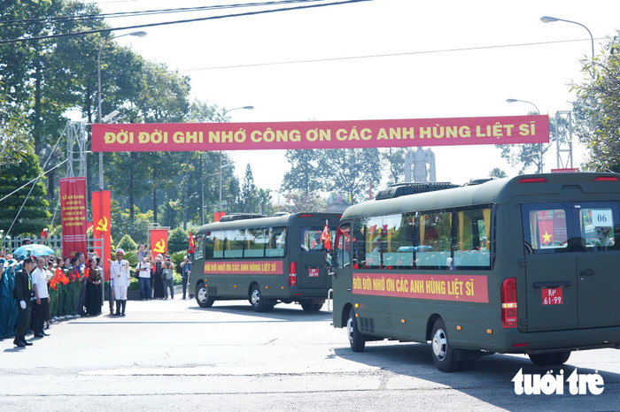 Đoàn xe đã đưa các liệt sĩ về đến Nghĩa trang Liệt sĩ TP. HCM - Ảnh: QUỲNH TRÂM&nbsp;