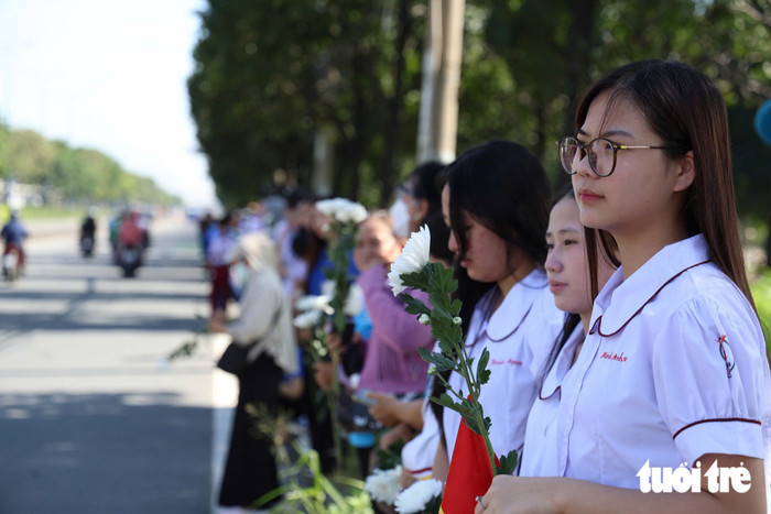 Em Nguyễn Đặng Minh Anh, học sinh Trường Ngô Thời Nhiệm, phường Phước Long, TP.HCM chia sẻ: “Khi đứng bên đường tiễn đưa liệt sĩ, em cảm nhận rõ hơn ý nghĩa của lòng biết ơn và sự tri ân. Những bông hoa trắng tụi em chuẩn bị hôm nay, tuy nhỏ bé nhưng là tình cảm chân thành mà chúng em muốn gửi đến các anh hùng liệt sĩ. Qua hoạt động này, em càng tự hào về truyền thống dân tộc và hiểu rằng thế hệ trẻ cần có trách nhiệm tìm hiểu lịch sử, tiếp nối truyền thống yêu nước của cha ông” - Ảnh: NGỌC LÂN&nbsp;