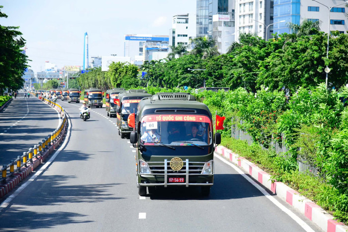 Cán bộ chiến sĩ Bộ Tư lệnh TP.HCM, lực lượng chính tham gia tìm kiếm, quy tập hài cốt liệt sĩ tại công viên Lê Thị Riêng xếp hàng chào tiễn đưa các anh hùng khi đoàn xe đi qua - Ảnh: HỮU TÂN&nbsp;