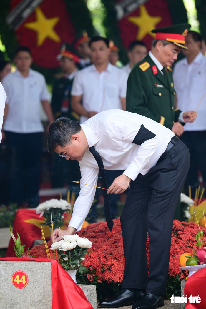 Thủ tướng Lê Minh Hưng thắp hương tại phần mộ các anh hùng liệt sĩ được tìm thấy ở công viên Lê Thị Riêng vừa đưa về an táng tại Nghĩa trang Liệt sĩ TP.HCM - Ảnh: TRÍ ĐỨC&nbsp;