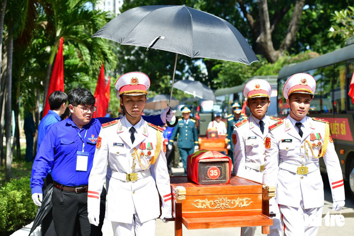 Đưa các anh về với đất mẹ - Ảnh: DUYÊN PHAN&nbsp;