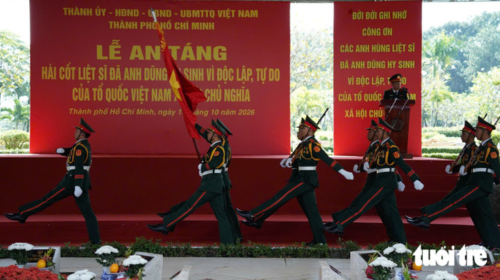 Đúng 9h30 Đoàn tiêu binh danh dự dẫn đầu thực hiện nghi thức tại lễ an táng liệt sĩ tại Nghĩa trang liệt sĩ TP.HCM - Ảnh: HỮU DUY&nbsp;
