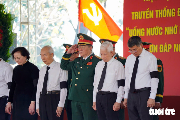 Lãnh đạo Đảng, Nhà nước cùng các đại biểu kính cẩn nghiêng mình tưởng niệm các anh hùng liệt sĩ đã anh dũng hy sinh vì độc lập, tự do của Tổ quốc, vì lý tưởng cách mạng và sự nghiệp xây dựng chủ nghĩa xã hội - Ảnh: HỮU DUY&nbsp;