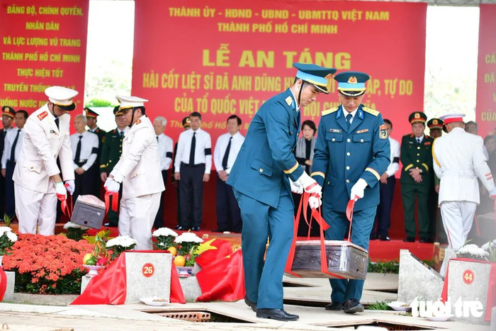 Các anh trở về giữa lòng nhân dân, ấm vô cùng vòng tay mẹ Việt Nam Ảnh 2