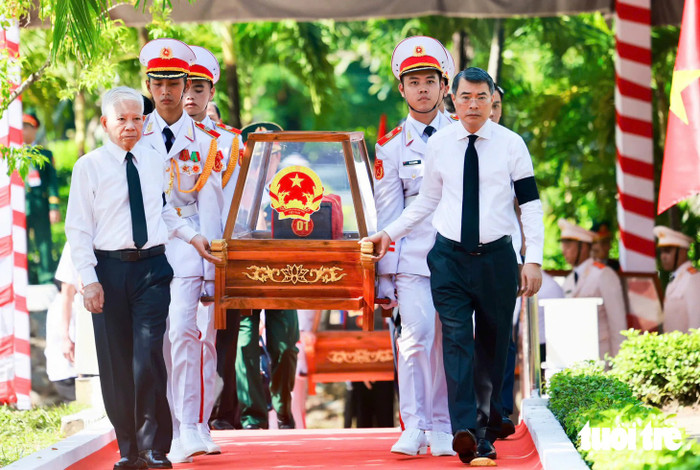 Thủ tướng Chính phủ Lê Minh Hưng và nguyên Ủy viên Bộ Chính trị, nguyên Chủ tịch nước Nguyễn Minh Triết dẫn đầu đoàn tiến vào kỳ đài - Ảnh: NGUYỄN KHÁNH&nbsp;